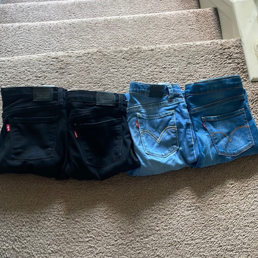 4 Pairs Of Levi’s Pants